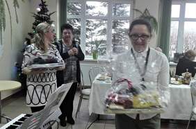 Pokaż zdjęcie: Dyrekcja placówki wręczyła upominki uczestnikom spotkania