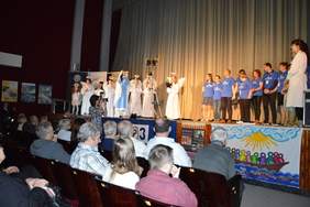 Pokaż zdjęcie: Występ w wykonaniu członków Wspólnoty "Gumisie"