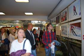 Uczestnicy wernisażu wystawy „Pragnę zwyciężać”