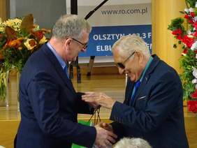 Pokaż zdjęcie: Gratulacje oraz życzenia dla Prezesa WMSON Tadeusza Milewskiego składa Janusz Surmacz