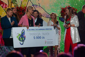 Pokaż zdjęcie: Wręczenie nagrody Patrycji Błach - Laureatce trzeciego miejsca w kategorii: Dorośli