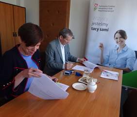 Pokaż zdjęcie: Podpisanie umowy z Fundacją Pomocy Osobom Niepełnosprawnym „Filantrop”
