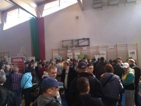 Pokaż zdjęcie: Ludzie zwiedzający targi