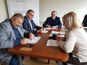 Pokaż zdjęcie: Kolejne umowy wspomagające osoby z niepełnosprawnościami