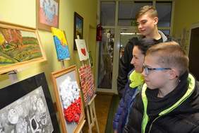 Pokaż zdjęcie: Oglądanie wystawy XV Konkursu "Sztuka Osób Niepełnosprawnych"