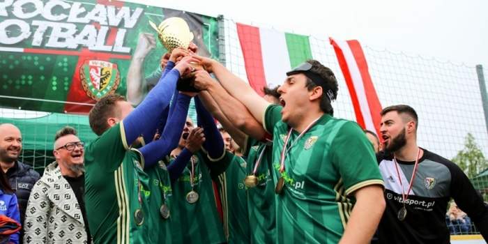 Pokaż zdjęcie: Zawodnicy w strojach sportowych