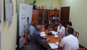 Pokaż zdjęcie: podpisanie umowy z Miastem Łódź, na zdjęciu Krzyszto Barański p.o. Dyrektora PUP w Łodzi i Anna Molteni Kierownik Wydziału Programów Rynku Pracy i Statystyki, przedstawiciele PFRON: Władysław Skwarka i Anna Ciupa  oraz Przemysław Suligorski 