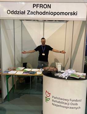 Pokaż zdjęcie: Stoisko PFRON