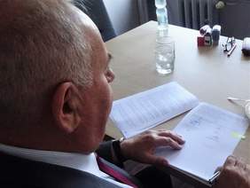 Wicestarosta Powiatu Inowrocławskiego - Włodzimierz Figas podczas podpisywania umów