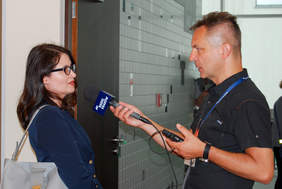 Pokaż zdjęcie: Dorota Habich – p.o. Prezesa Zarządu Państwowego Funduszu Rehabilitacji Osób Niepełnosprawnych podczas wywiadu dla Radia Kraków