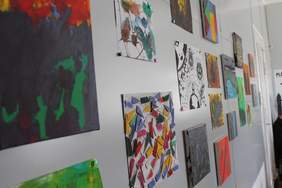 Wystawa prac uczestników bioracych udział w warsztatach plastycznych. Zdjęcie pochodzi ze zbiorów własnych Toruńskiego Towarzystwa Autyzmu.