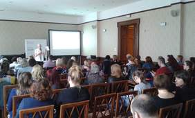 Pokaż zdjęcie: Teresa Saczuk pracownik Śląskiego Odziału PFRON - prowadząca spotkanie