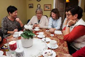 Uczestnicy projektu podczas gry karcianej