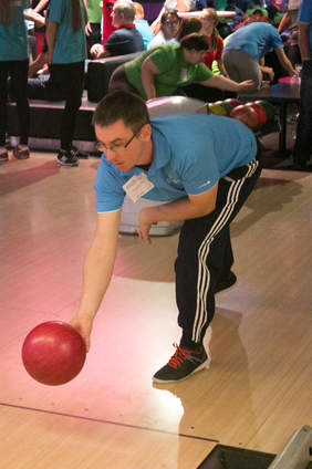 Pokaż zdjęcie: Rzut kulą przez zawodnika turnieju