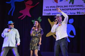 Pokaż zdjęcie: VII Małopolski Festiwal Niepełnosprawnych pn. „I tak warto żyć – lata 90-te” w Proszowicach