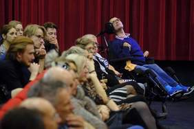 Pokaż zdjęcie: Na sali byli obecni pacjenci porozumiewający się za pomocą cyberoka wraz z najbliższymi