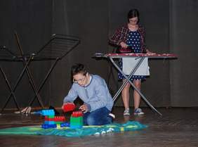 Pokaż zdjęcie: Występ w wykonaniu członków Wspólnoty "Gumisie"