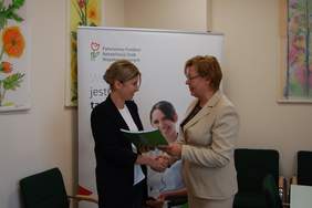 Pokaż zdjęcie: Marta Mordarska, Dyrektor Małopolskiego Oddziału PFRON oraz Monika Cyboran-Trzebińska, Prezes Zarządu Fundacji Sustinae