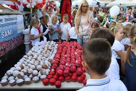 Pokaż zdjęcie: Festyn Przyjaźni „Tacy Sami” w Tczewie - poczęstunek dla uczestników festynu babeczki w kolorze biało czerwonym