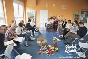 Pokaż zdjęcie: Zajęcia z Arteterapii prowadzone przez Fundację im. Doktora Piotra Janaszka Podaj Dalej z Konina. 