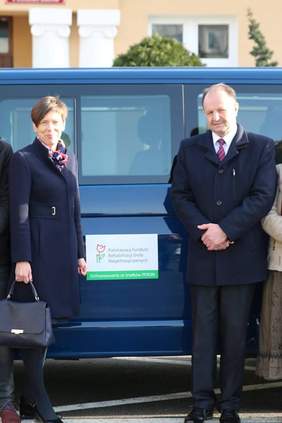 Pokaż zdjęcie: Uroczystość przekazania busa z dofinansowaniem PFRON dla Ośrodka Sportu i Rekreacji w Kazimierzu Biskupim