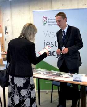 Pokaż zdjęcie: Stoisko Oddziału Wielkopolskiego PFRON podczas Dnia Osób z Niepełnosprawnością w Poznaniu