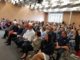 Pokaż zdjęcie: Uczestnicy konferencji pt. „Społeczne dylematy współczesnego seniora”