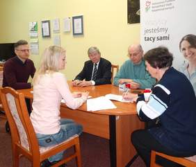 Pokaż zdjęcie: podpisanie umowy ze Stowarzyszeniem Na Rzecz Osób Niepełnosprawnych  Być razem przez Barbarę Bracką oraz ze strony Funduszu pełnomocnicy Władysław Skwarka i Jarosław Madaj
