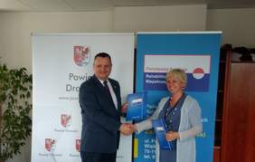 Pokaż zdjęcie: Uczestnicy spotkania podają sobie ręce