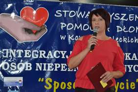 Pokaż zdjęcie: Przywitanie gości przez Prezes Stowarzyszenia Pomocna Dłoń - Beatę Dubicką