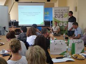 Pokaż zdjęcie: Pracodawcy podczas prezentacji przedstawianej przez pracownika PFRON - Michała Bohuszko