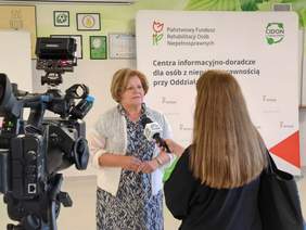 Dyrektor Aleksandra Gierej podczas udzielania wywiadu dla lokalnej telewizji