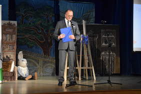 Dyrektor Oddziału Podkarpackiego PFRON na scenie WDK wita zebranych