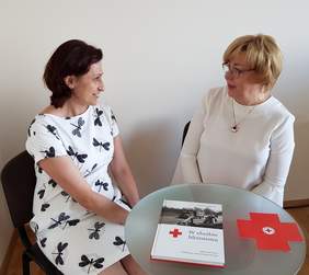 Pokaż zdjęcie: Małgorzata Pyka, Dyrektor Małopolskiego Oddziału Okręgowego PCK oraz Marta Mordarska, Dyrektor Małopolskiego Oddziału PFRON