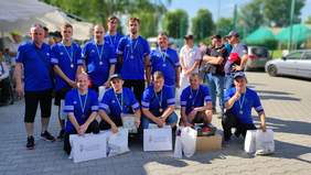 Pokaż zdjęcie: Drużyna piłkarska z upominkami od Oddziału Małopolskiego PFRON