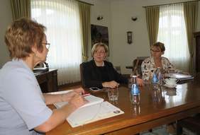 Pokaż zdjęcie: Od lewej: Maria Gubała - Starosta Powiatu Gorlickiego, Marta Mordarska - dyrektor Małopolskiego Oddziału PFRON oraz Romana Gajdek - dyrektor PCPR w Gorlicach 