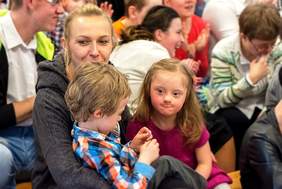 Społeczność szkoły i zaproszeni goście podczas uroczystości