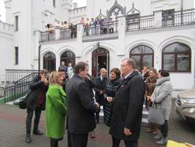 Pokaż zdjęcie: Uroczystość przekazania busa dla mieszkańców Domu Pomocy Społecznej w Psarskim