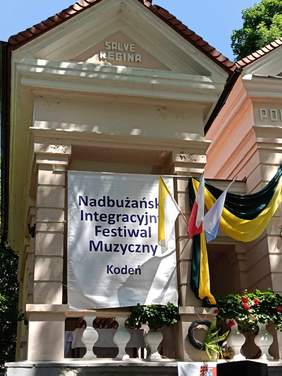 Pokaż zdjęcie: Na budynku zawieszono baner: Nadbużański Integracyjny Festiwal Muzyczny.