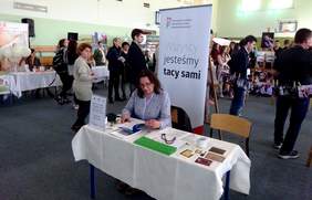 Stoisko PFRON, które obsługuje pracownik Kujawsko-Pomorskiego Oddziału - Anna Pokorniecka