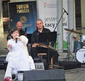 Pokaż zdjęcie: Tomczyńska Marta na scenie śpiewa utwór "Chcę do Bodzia"