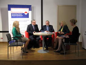Pokaż zdjęcie: Uczestnicy_spotkania_od_lewej_Pani_Agnieszka_Matalowska__Pan_Jacek_Sabat__Pan_Andrzej_Michalski__Pani_Wieslawa_Gorka_i_Pani_.JPG