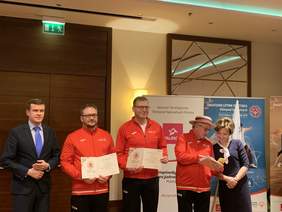 Pokaż zdjęcie: Witold Bańka, Minister Sportu i Turystyki, Marlena Maląg, Prezes Zarządu PFRON wraz ze sportowcami olimpiad specjalnych