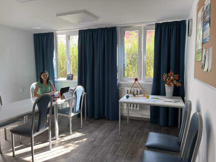 Pomieszczenei zamiejscowego punktu CIDON - w tle siedzi za biurkiem Dorota Siódmiak - pracownik PFRON, obsługujący punkt