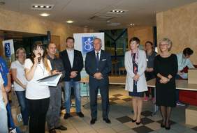 Pokaż zdjęcie: Anna Skupień, dyrektor Oddziału Wielkopolskiego PFRON z organizatorami oraz uczestnikami Spartakiady