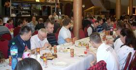 Pokaż zdjęcie: Uczestnicy obchodów jubileuszu 25-lecia działalności Fundacji Inwalidów i Osób Niepełnosprawnych „Miłosierdzie” z Kalisza