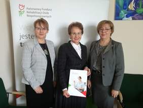 Pokaż zdjęcie: Romana Gajdek, Dyrektor PCPR w Gorlicach, Maria Gubała, Starosta Powiatu Gorlickiego oraz Marta Mordarska, Dyrektor Małopolskiego Oddziału PFRON  podczas podpisywania umowy na realizację Programu "Zajęcia Klubowe w WTZ"
