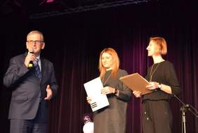 Pokaż zdjęcie: Janusz Surmacz p.o. Dyrektora Warmińsko-Mazurskiego Oddziału PFRON oraz prowadzące imprezę Edyta Augustyniak i Justyna Matelak