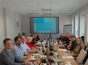 Pokaż zdjęcie: Zdjęcie przedstawia spotkanie zespołu w sali konferencyjnej. Eksperci z Państwowego Funduszu Rehabilitacji Osób Niepełnoprawnych, Fundacji Avalon i Polskiego Towarzystwa Stomatologicznego. W tle widoczny jest ekran z prezentacją projektu „Dostępna stomatologia” współfinansowanego ze środków Unii Europejskiej. 