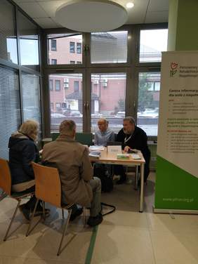 Pokaż zdjęcie: Przy Punkcie PFRON seniorzy dopytują się o ulgi i pomoc finansową dla osób z niepełnosprawnością